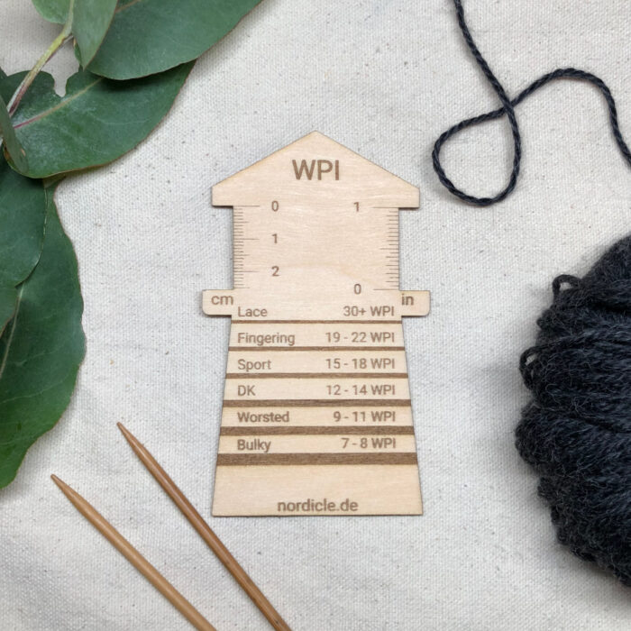 WPI Strickmesser als Leuchtturm und aus Holz